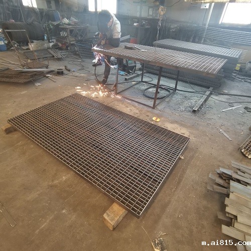 地铁站台钢格板防滑处理：避免雨天事故！